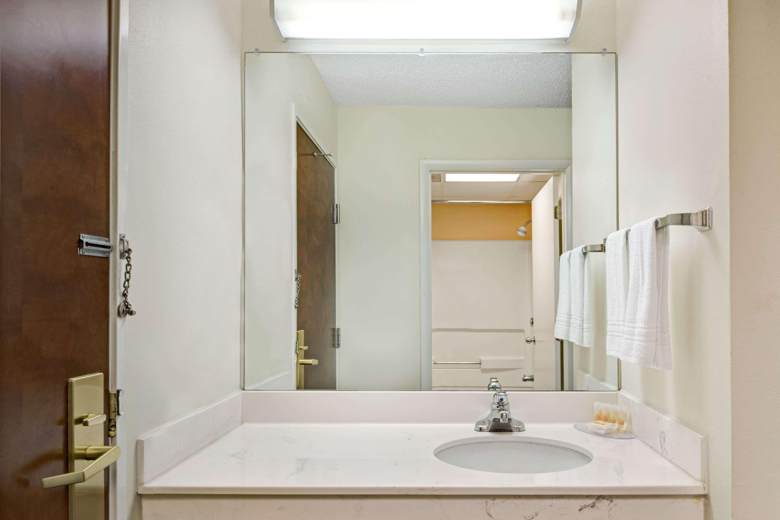 Days Inn By Wyndham Burlington East Haw River Экстерьер фото